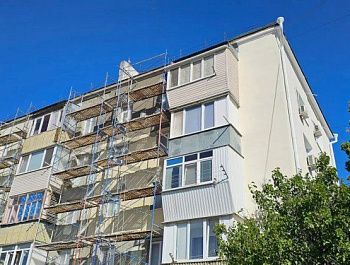 Строители обновляют фасад многоквартирного дома на улице Маршала Бирюзова