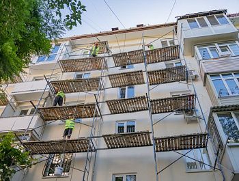 На проспекте Генерала Острякова обновляют фасад дома