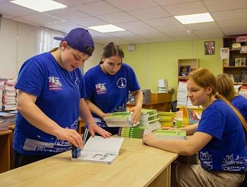 Школьники из Губернаторских трудовых отрядов работают на объектах образования Севастополя