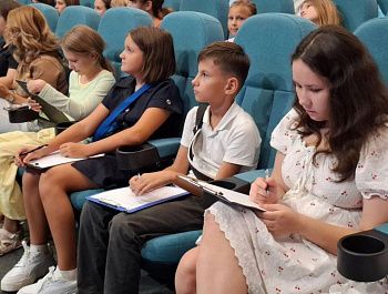 Более 200 севастопольских школьников написали диктант ко Дню языков народов России