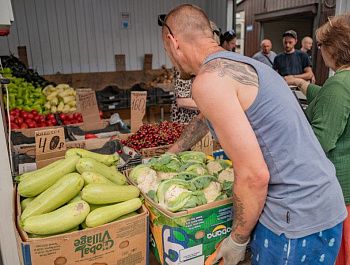 Госветслужба Севастополя ежедневно контролирует безопасность продуктов на официальных рынках