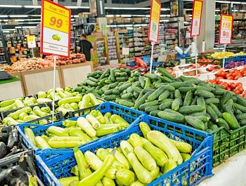 Севастопольские торговые сети сохранили цены на базовые продукты и снизили стоимость местных овощей и фруктов