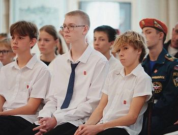 18 школьников Севастополя получили первые паспорта