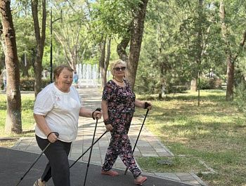Более 40 занятий по скандинавской ходьбе провели для пенсионеров и инвалидов в Севастополе
