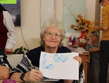 Для севастопольцев старшего поколения провели мастер-класс по гжельской росписи