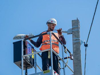 В городе завершается монтаж нового наружного освещения на участке дороги от улицы Тисовой до Голицынской