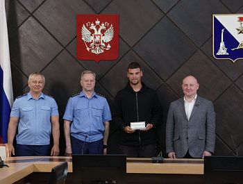 Михаил Развожаев вручил детям-сиротам ключи от новых квартир