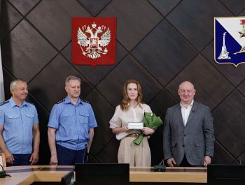 Михаил Развожаев вручил детям-сиротам ключи от новых квартир