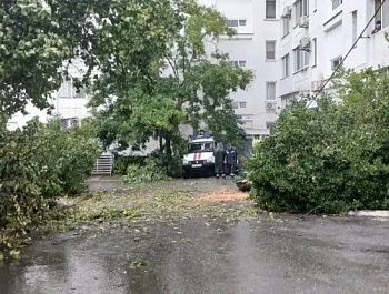 Спасатели работают в условиях непогоды