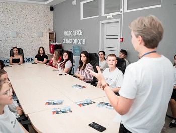 Летний лекторий общества «Знание» собирает молодежь Севастополя