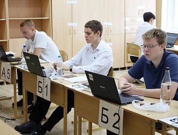 Выпускники Севастополя сдают ЕГЭ по информатике и иностранным языкам