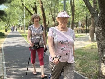 Более 40 занятий по скандинавской ходьбе провели для пенсионеров и инвалидов в Севастополе