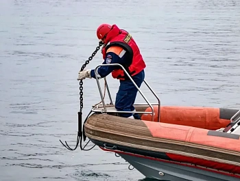 Спасатели отработали эвакуацию пострадавшего с труднодоступного побережья