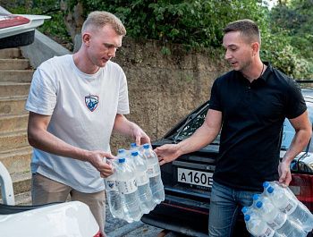В укрытие на улице Генерала Коломийца доставили питьевую воду
