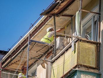 На проспекте Генерала Острякова обновляют фасад дома